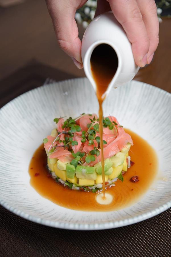 Royal Tulip Hotel & Casino, تبليسي المظهر الخارجي الصورة Soy sauce being drizzled over a sushi dish