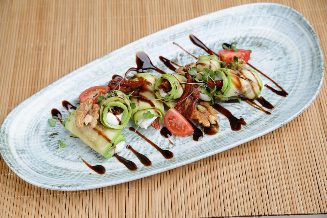 Royal Tulip Hotel & Casino, تبليسي المظهر الخارجي الصورة A salad with balsamic vinegar