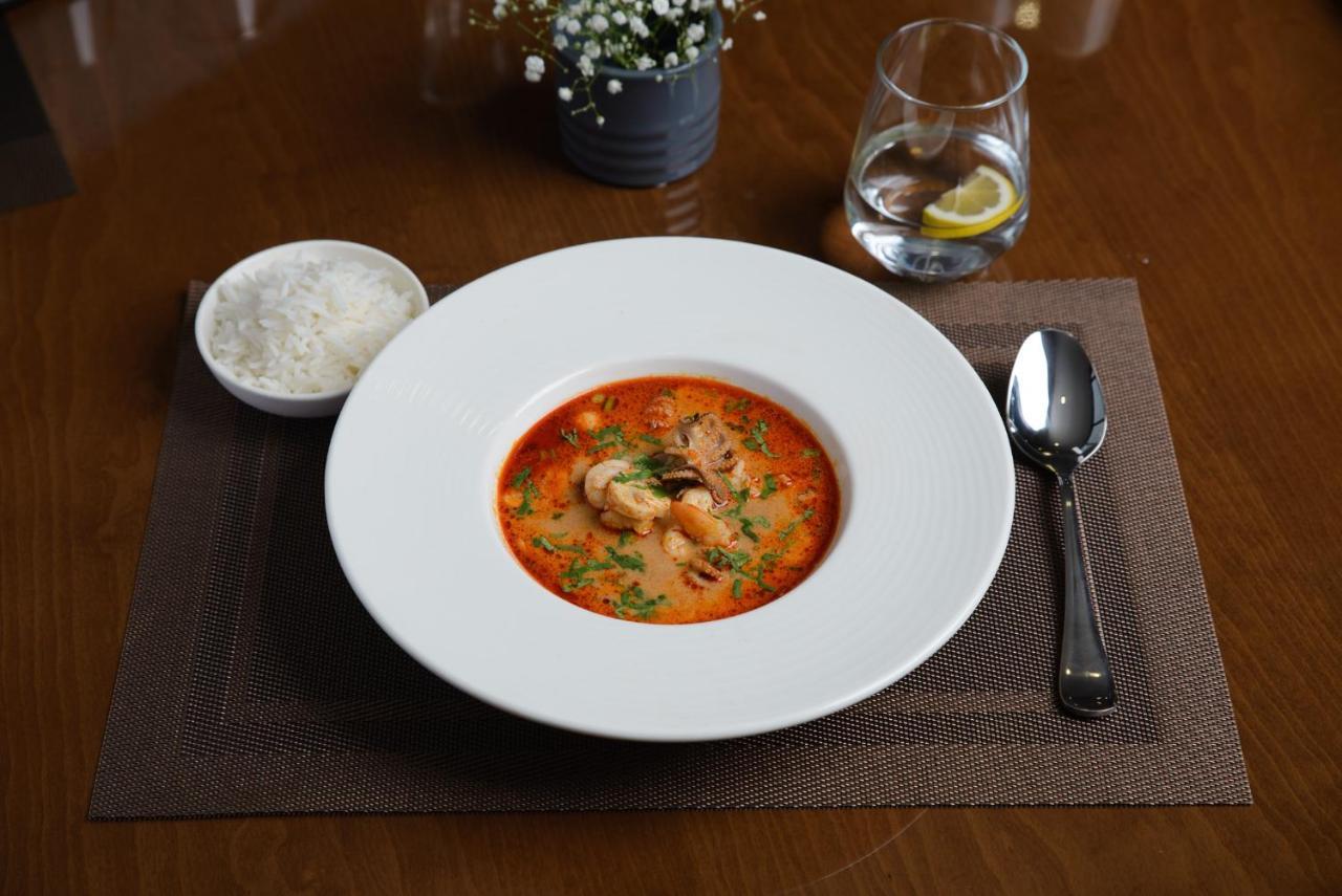 Royal Tulip Hotel & Casino, تبليسي المظهر الخارجي الصورة A bowl of tom yum soup
