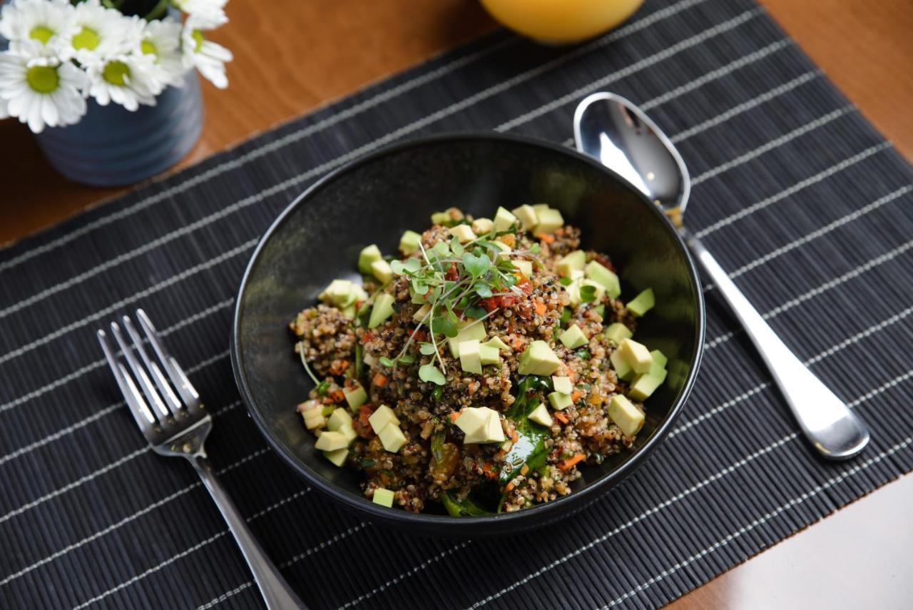 Royal Tulip Hotel & Casino, تبليسي المظهر الخارجي الصورة Quinoa salad with avocado
