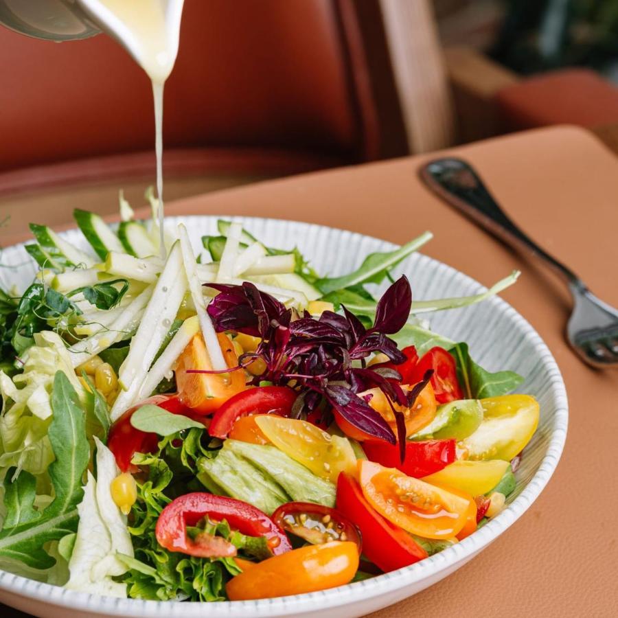 Royal Tulip Hotel & Casino, تبليسي المظهر الخارجي الصورة A salad being drizzled with a vinaigrette