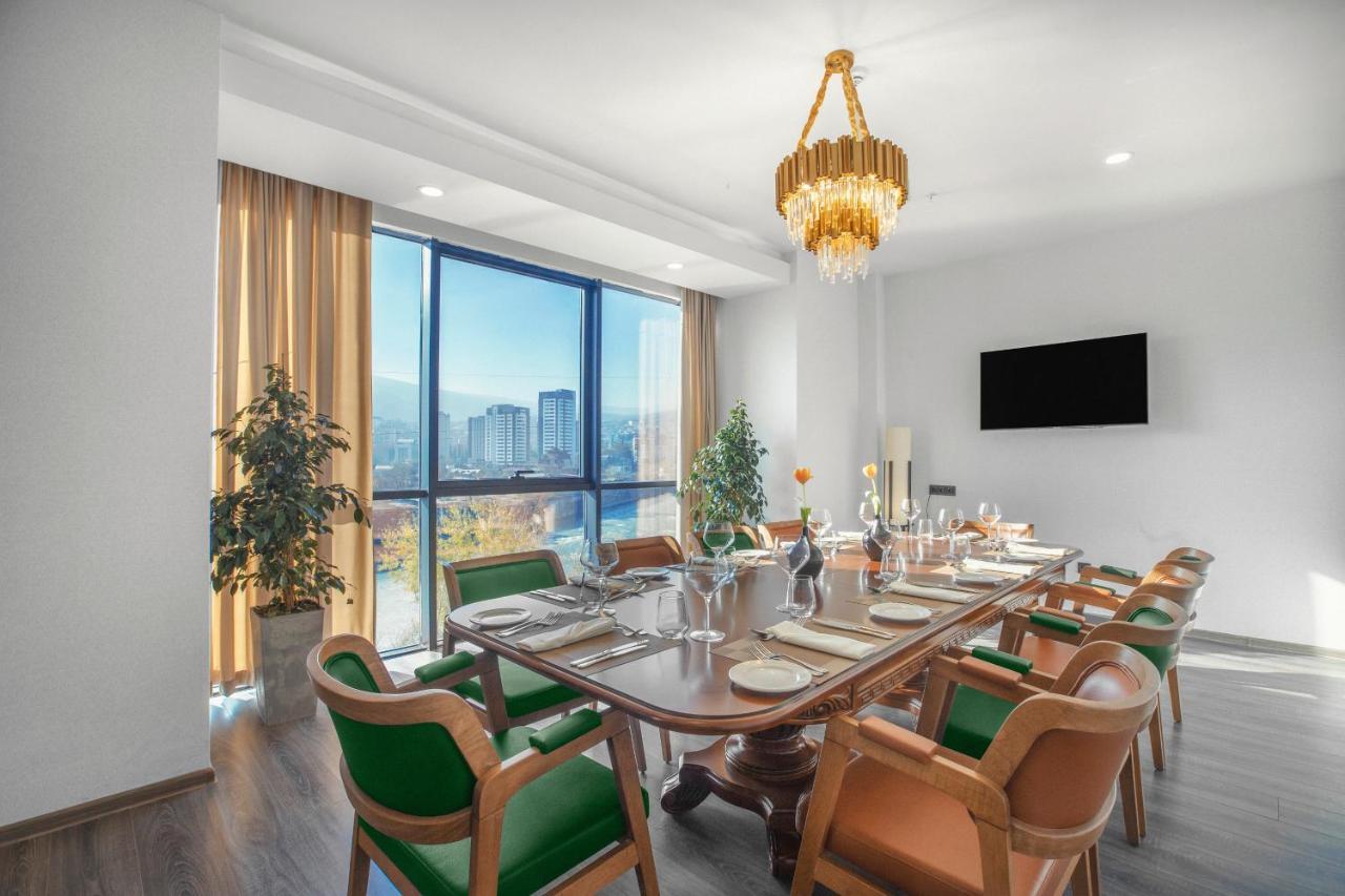 Royal Tulip Hotel & Casino, تبليسي المظهر الخارجي الصورة The dining room