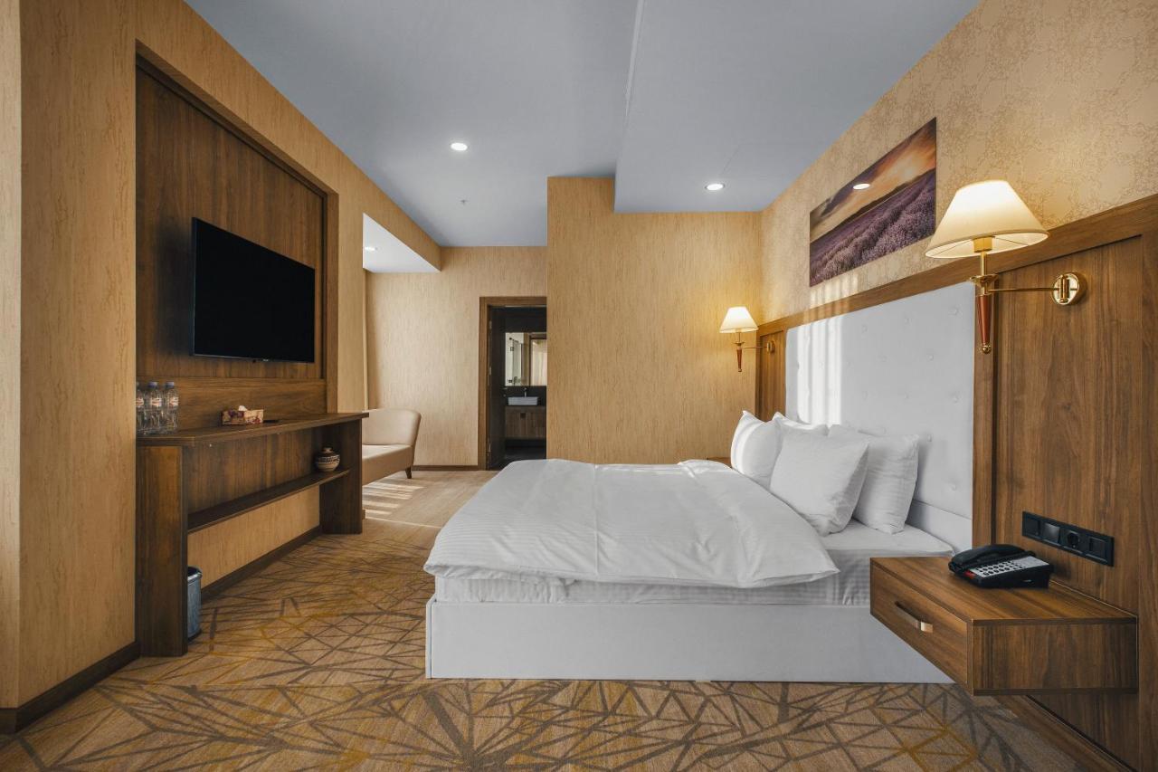Royal Tulip Hotel & Casino, تبليسي المظهر الخارجي الصورة Deluxe Suite
