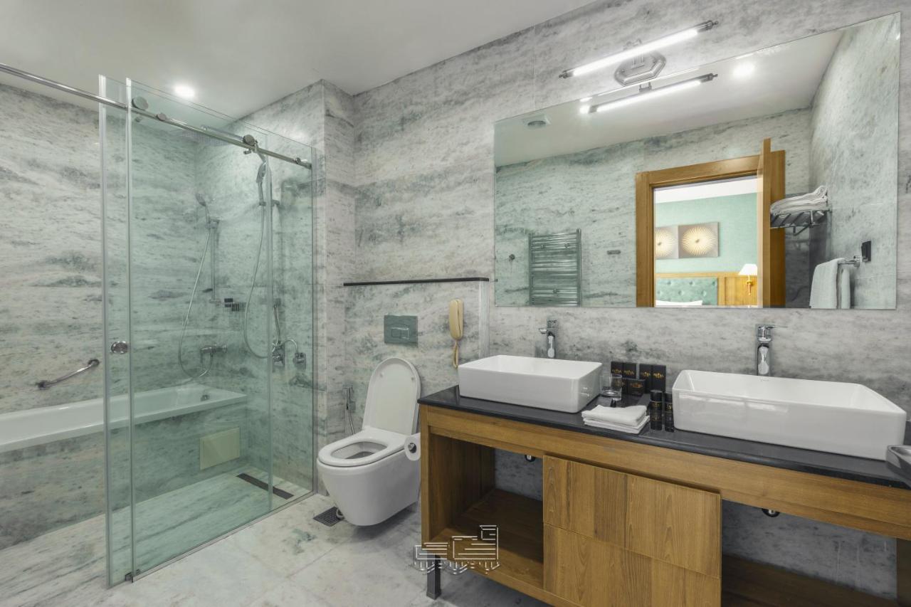 Royal Tulip Hotel & Casino, تبليسي المظهر الخارجي الصورة Bathroom