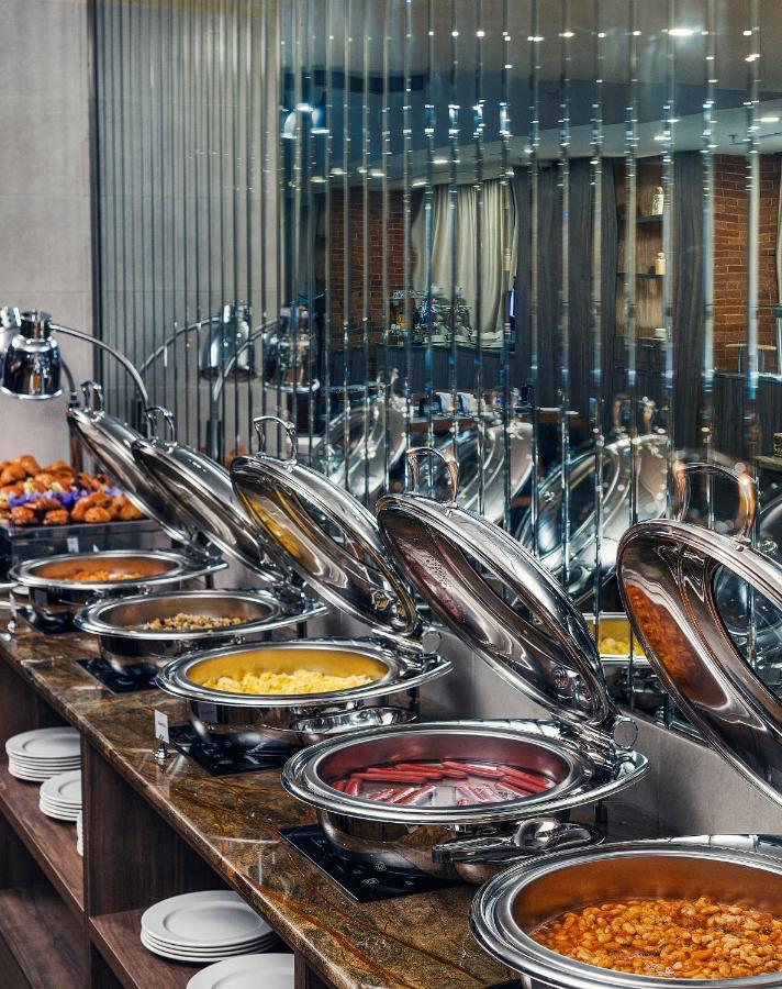 Royal Tulip Hotel & Casino, تبليسي المظهر الخارجي الصورة A buffet at a hotel
