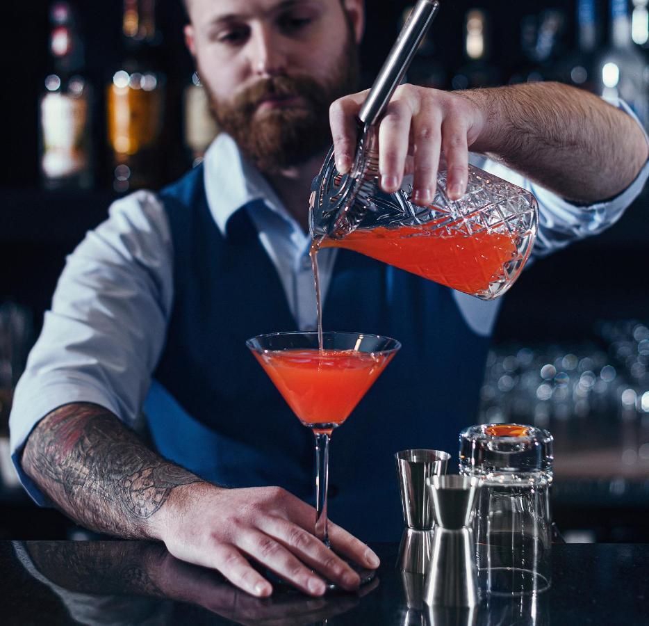 Royal Tulip Hotel & Casino, تبليسي المظهر الخارجي الصورة A bartender preparing a cocktail